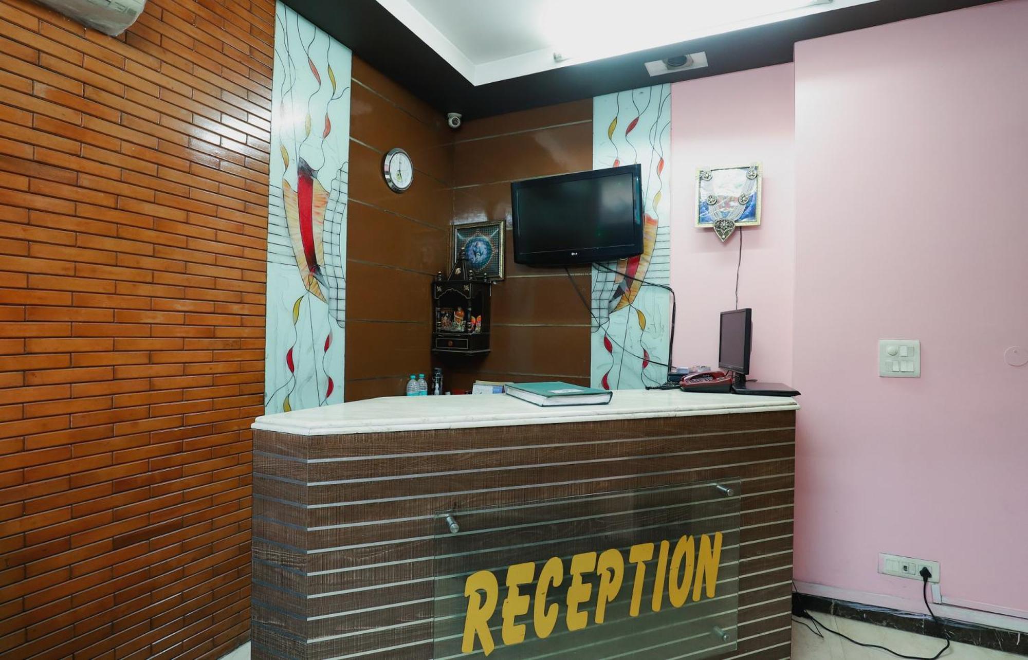 Hotel O J P Inn Near Patel Nagar Metro Station Nuova Delhi Esterno foto